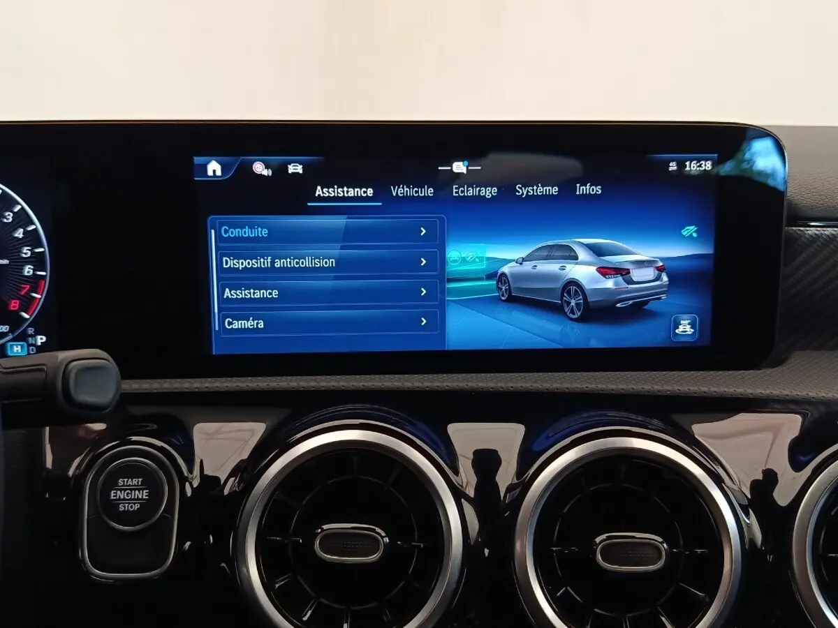 Écran tactile central affichant les options d'assistance dans l'habitacle de la Mercedes Classe A 250 e gris foncé.