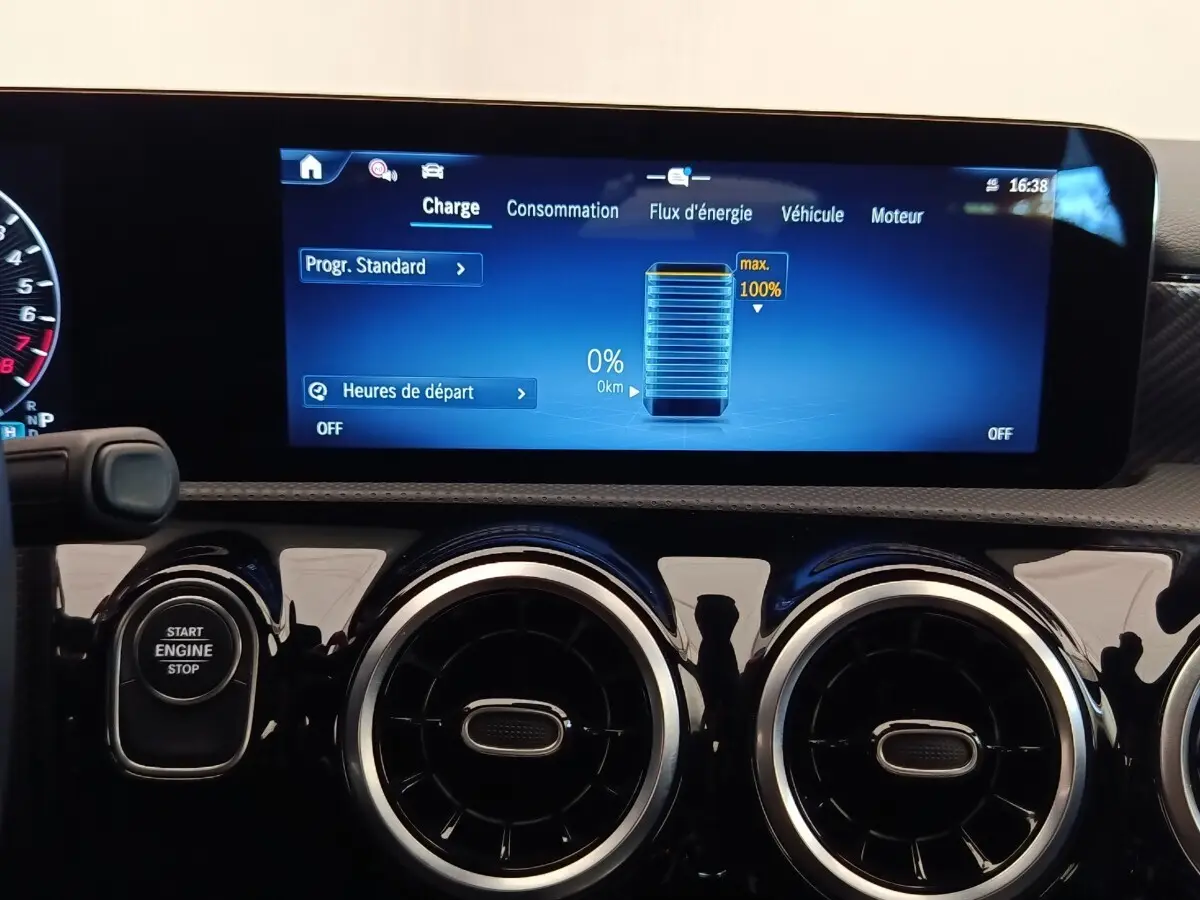 Tableau de bord de Mercedes Classe A 250 e Hybrid, écran tactile affichant la charge batterie à 0%, boutons ronds noirs.