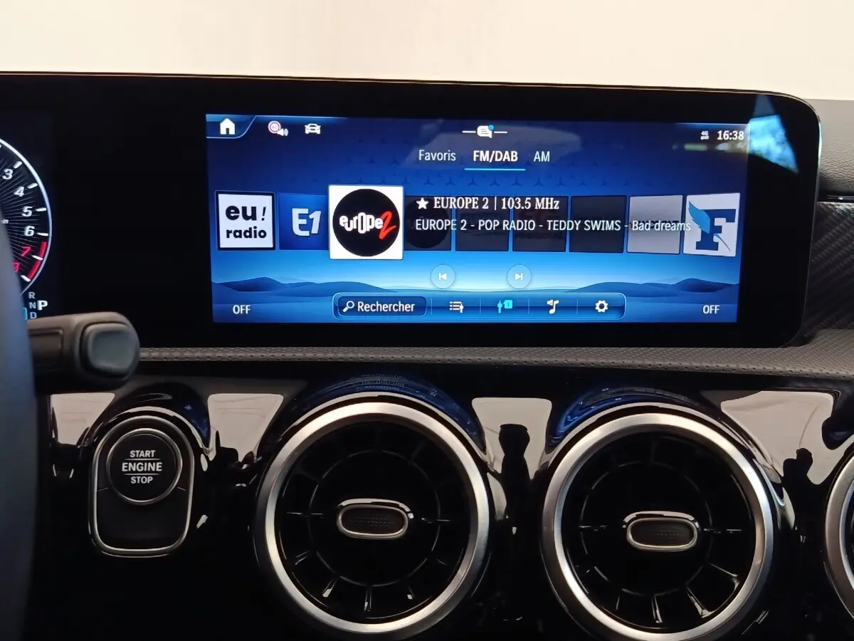 Tableau de bord noir de la Mercedes Classe A 250 e Hybrid avec écran tactile 10,25 pouces et aérateurs ronds chromés.