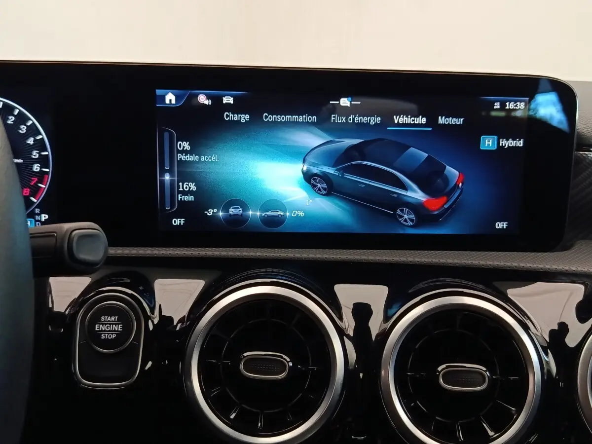 Vue intérieure du tableau de bord de la Mercedes Classe A 250 e Hybrid, écran multifonctions affichant les données du véhicule.