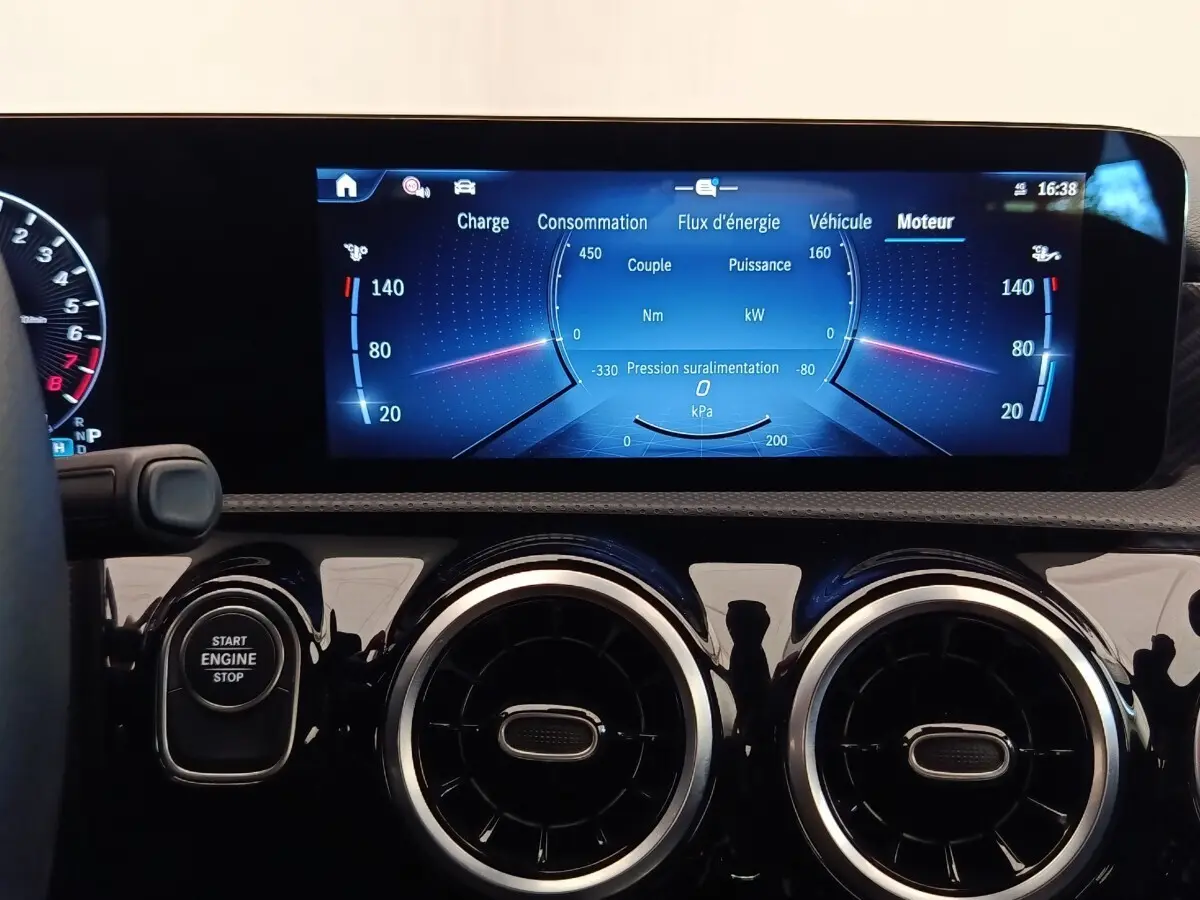 Tableau de bord numérique et aérateurs ronds chromés d’une Mercedes Classe A 250 e hybride, vue intérieure frontale.