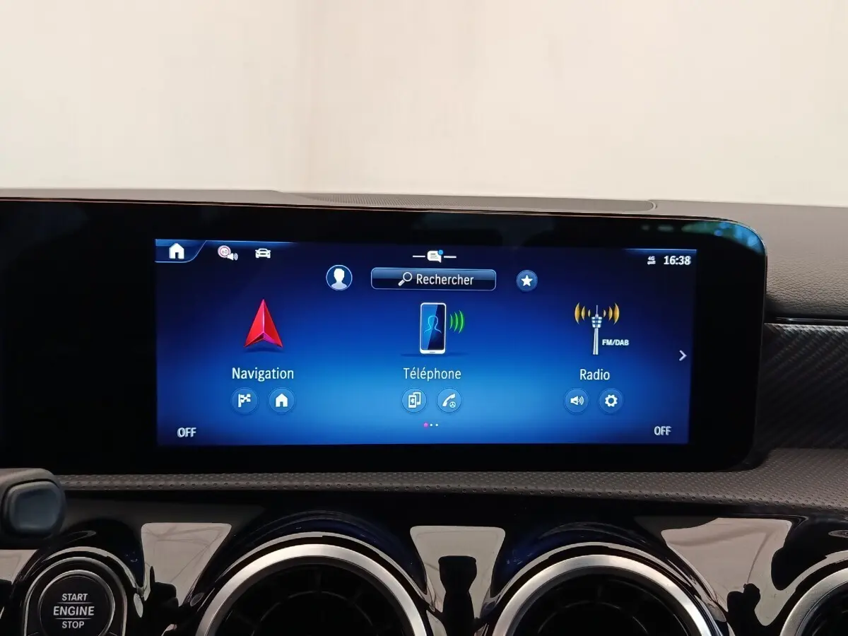 Écran tactile central 10,25 pouces de la Mercedes Classe A 250 e Hybrid gris foncé, affichant navigation et téléphone.