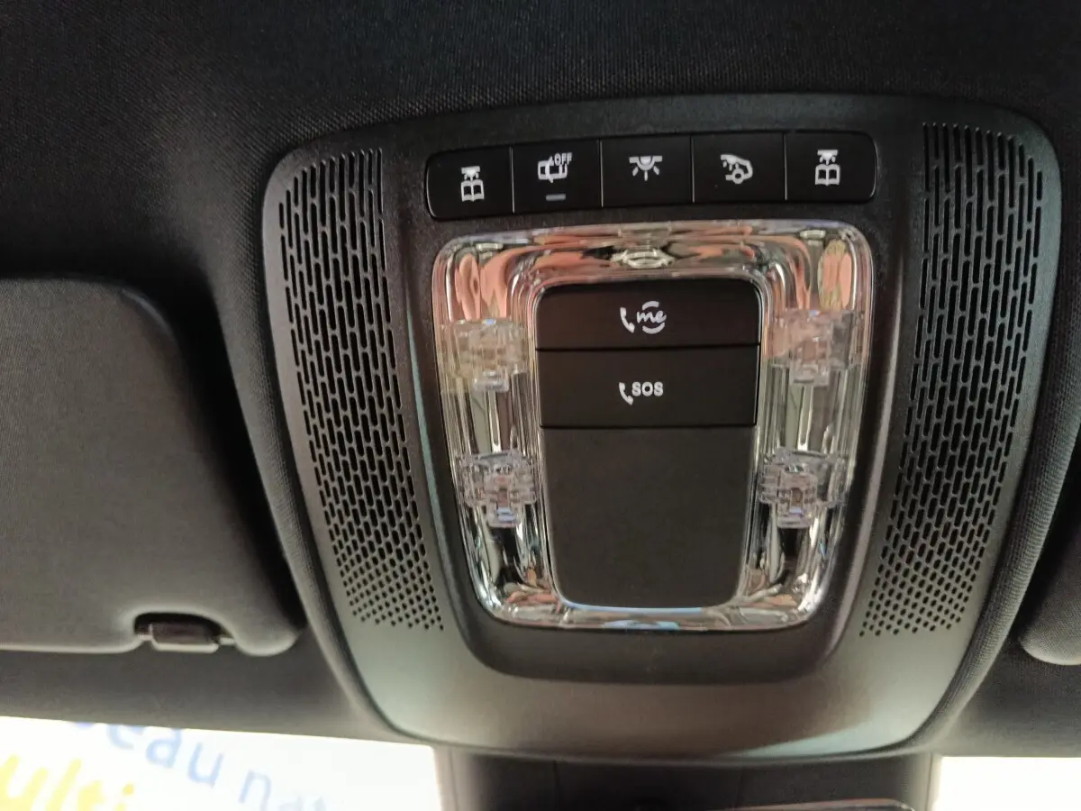 Plafonnier intérieur avec commandes d’éclairage et boutons SOS dans une Mercedes Classe A 250 e Hybrid gris foncé.