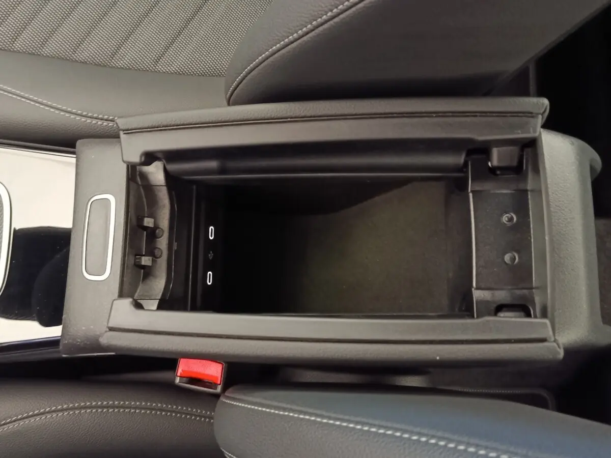 Vue plongeante sur le rangement central noir ouvert de la Mercedes Classe A 250 e Hybrid EQ Berline gris foncé, avec ports USB visibles.