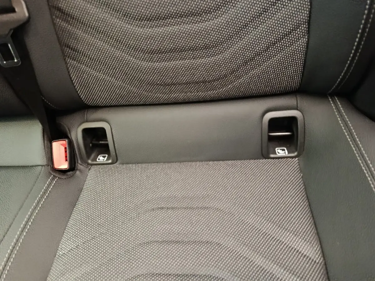 Gros plan sur la banquette arrière grise de la Mercedes Classe A 250 e Hybrid avec attaches ISOFIX visibles.