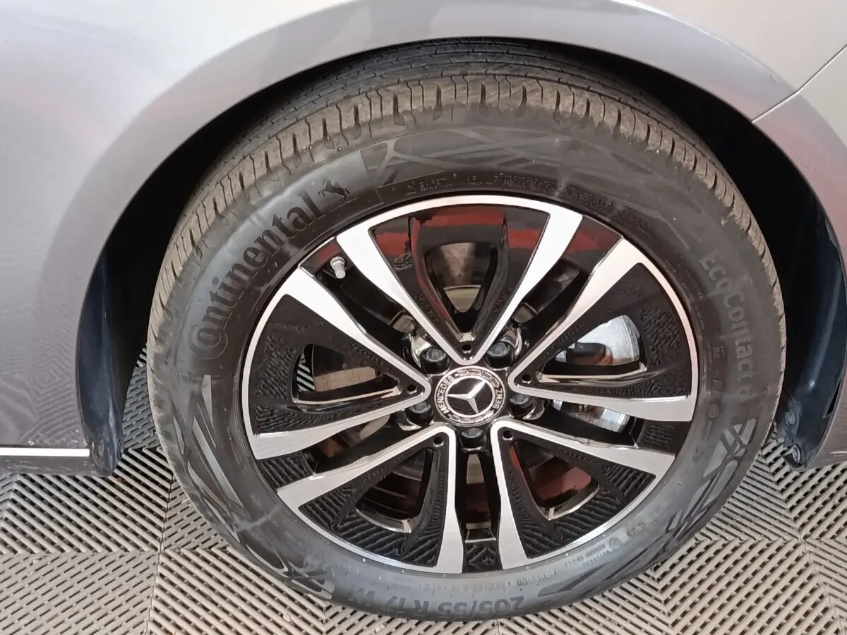 Gros plan sur la roue avant droite d’une Mercedes Classe A 250 e Hybrid gris foncé avec jante alliage bicolore.