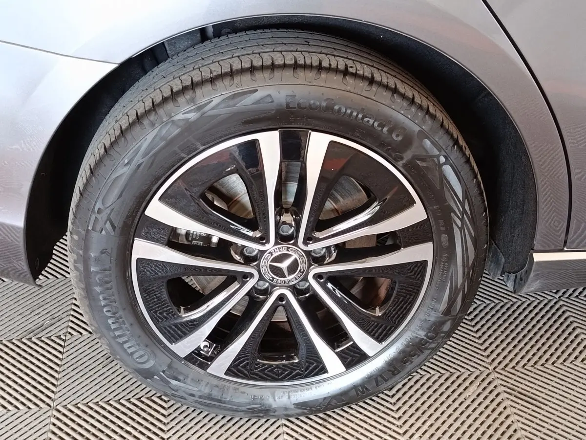 Gros plan sur la roue avant droite d'une Mercedes Classe A 250 e hybride gris foncé avec jante alliage bicolore.