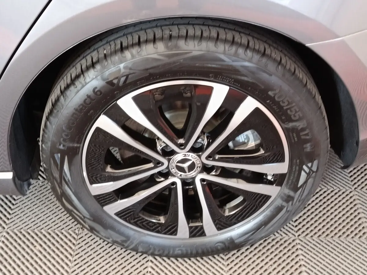 Gros plan sur la jante alliage bicolore et pneu Continental d’une Mercedes Classe A 250 e hybride gris foncé.