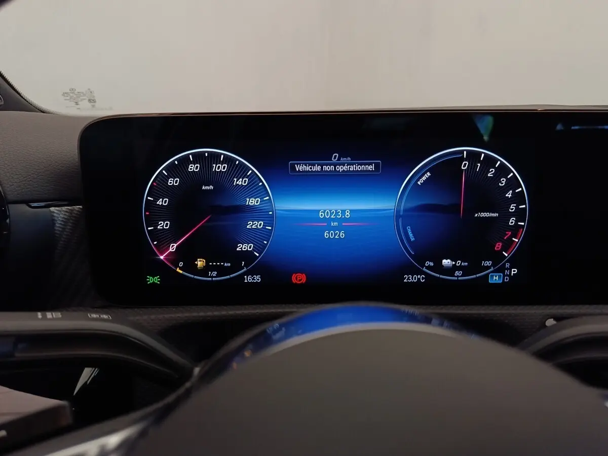 Vue rapprochée du combiné d'instruments numérique 10,25 pouces de la Mercedes Classe A 250 e hybride, affichage bleu.