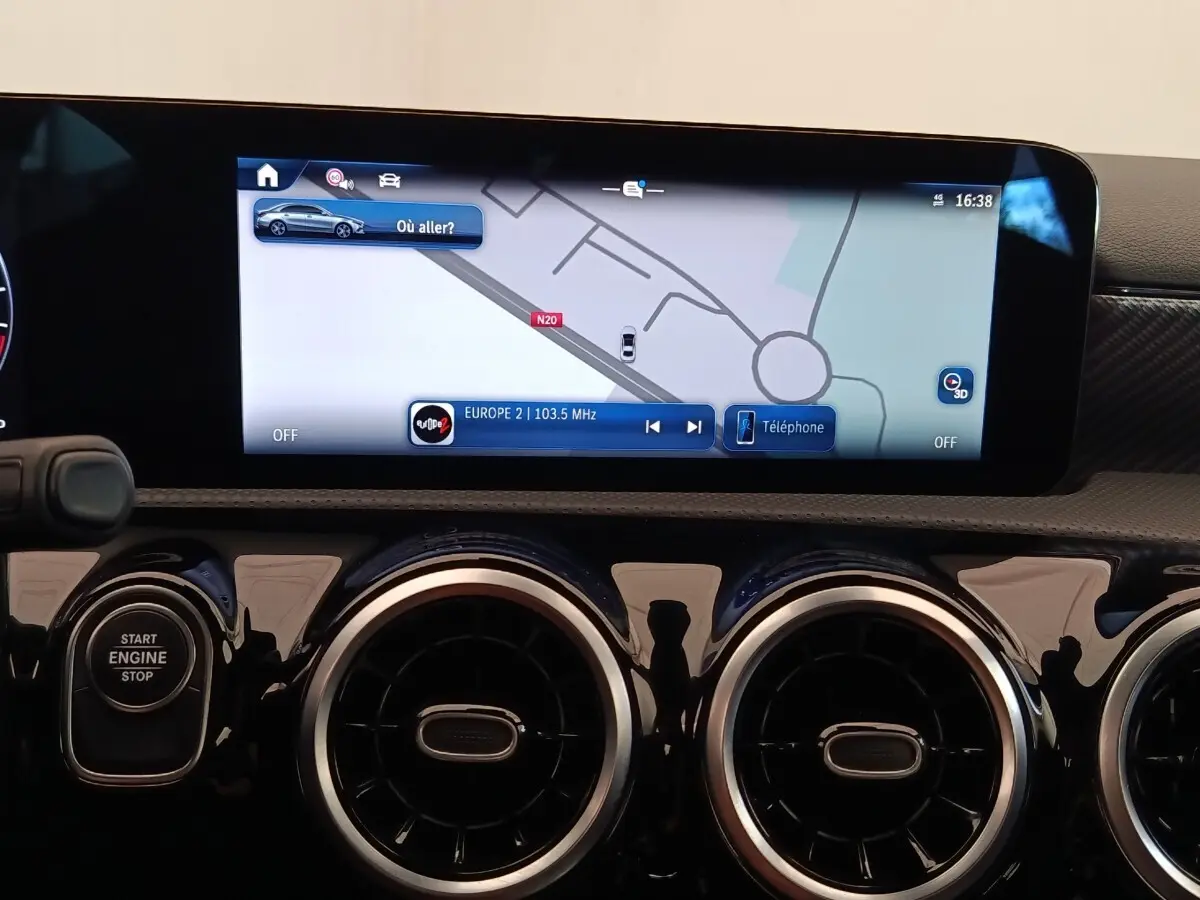 Tableau de bord de Mercedes Classe A 250 e Hybrid 2024 avec écran tactile 10,25 pouces et commandes circulaires noires.