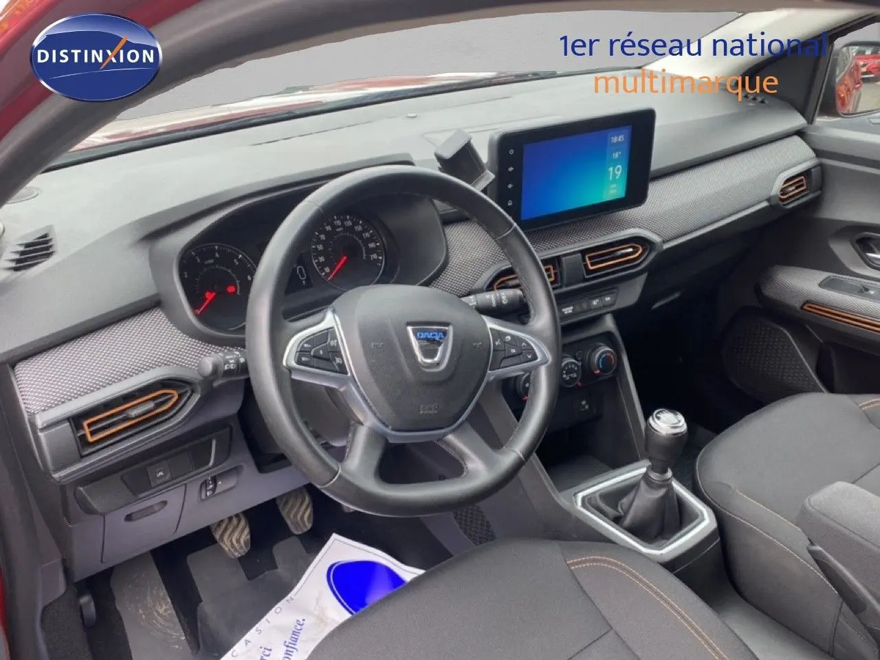 Vue intérieure côté conducteur du tableau de bord et volant du Dacia Sandero Stepway 2022 avec finition confort.