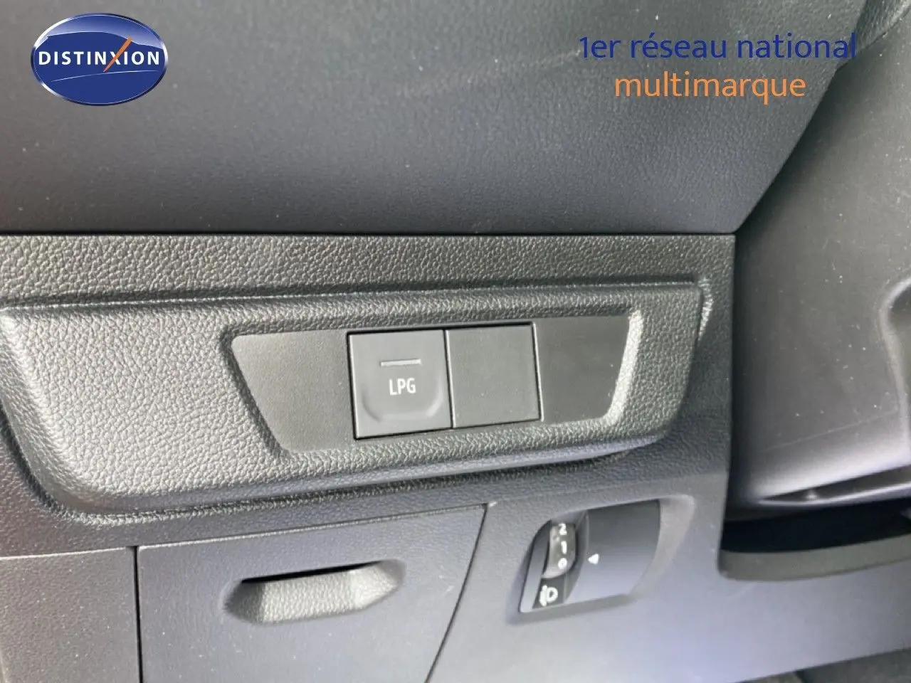 Gros plan sur le bouton LPG dans l’habitacle d’une Dacia Sandero Eco-G 2022, soulignant la bicarburation GPL.