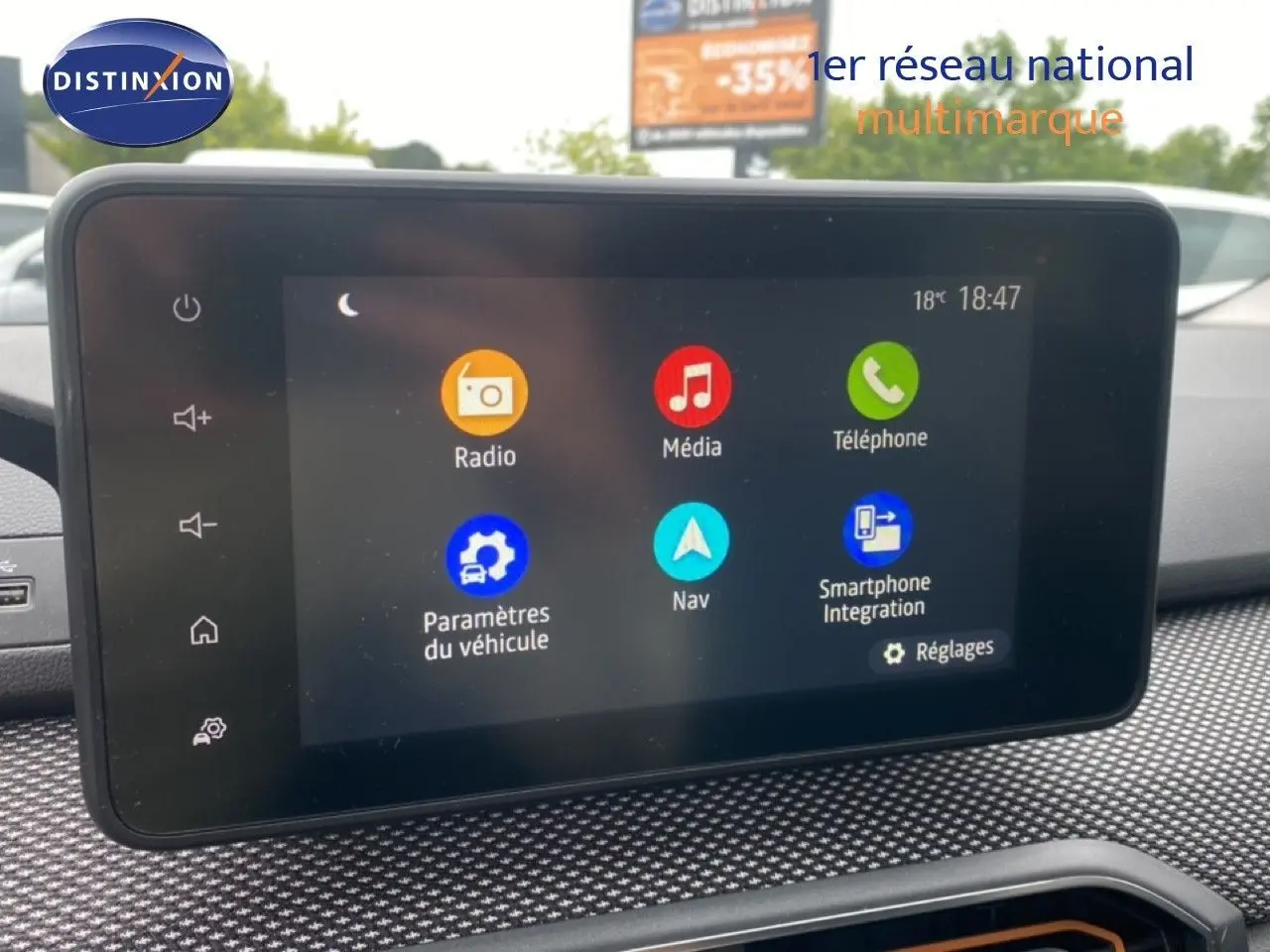 Écran tactile central du tableau de bord de la Dacia Sandero Stepway 2022 affichant les options radio, média, téléphone et navigation.