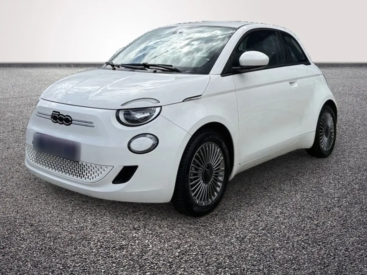 Vue 3/4 avant gauche d'une FIAT 500 électrique blanche avec jantes alu distinctives sur sol gris.