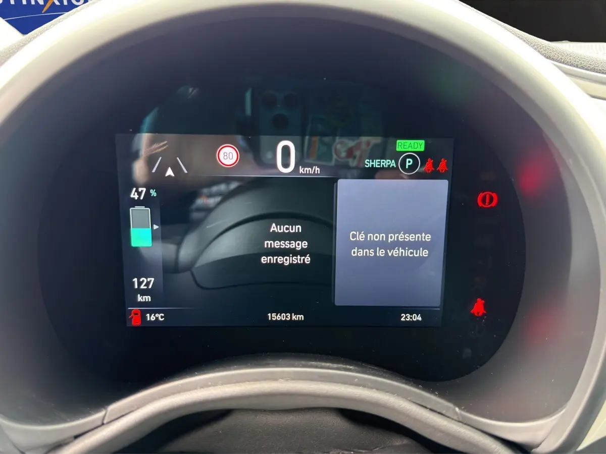 Affichage numérique du combiné d'instruments de la Fiat 500 électrique, avec indication batterie à 47% et messages d'alerte.