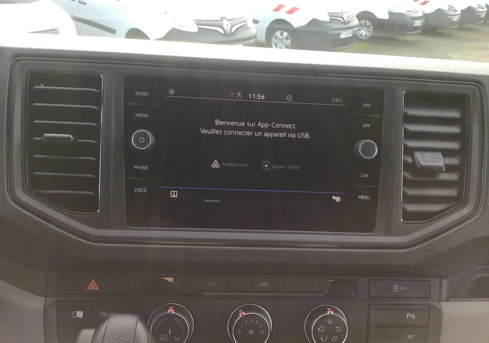 Vue rapprochée de l'écran tactile central du Volkswagen Crafter blanc 2024 affichant l'interface App-Connect.