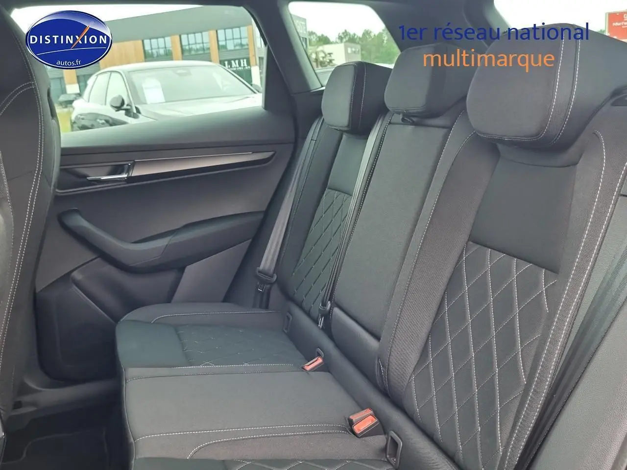 Vue intérieure sur la banquette arrière noire avec surpiqûres blanches du Skoda Karoq 2025 côté droit.