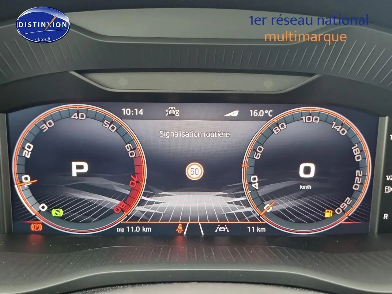 Tableau de bord numérique du Skoda Karoq noir, affichant vitesse et compte-tours en vue frontale.