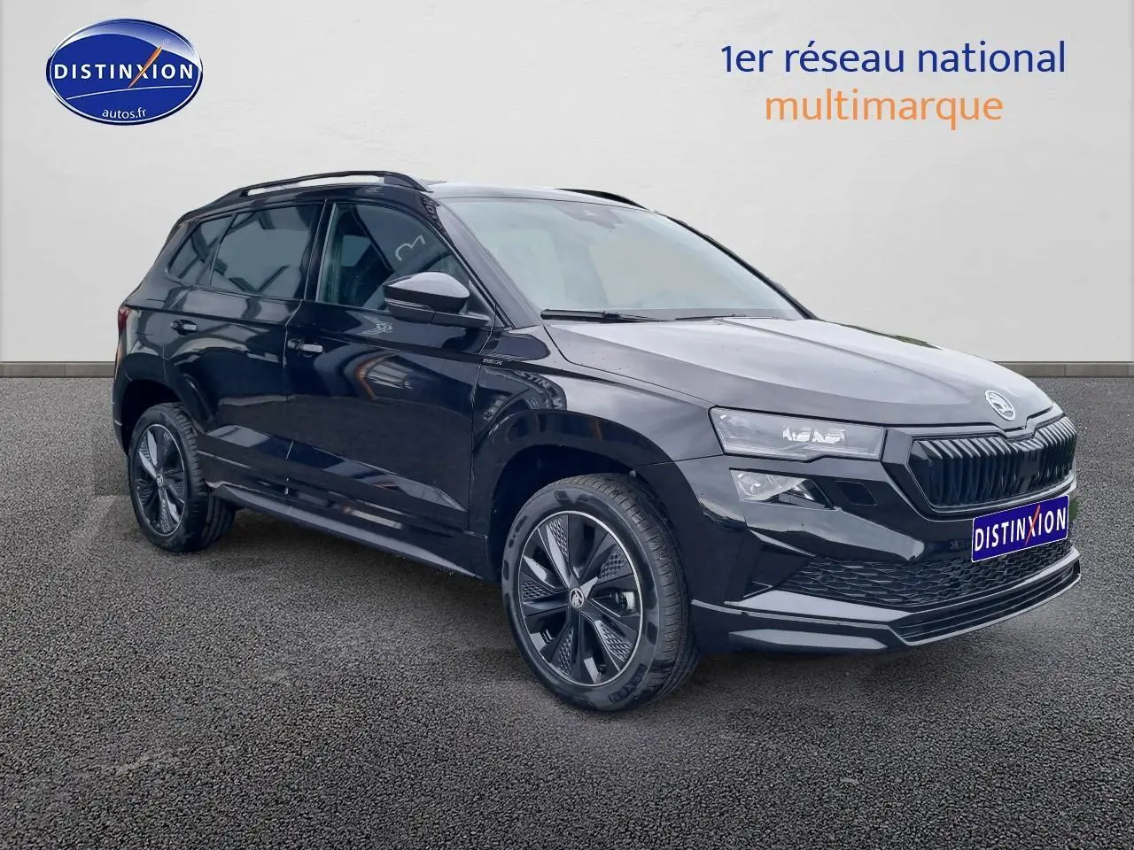 SUV Skoda Karoq noir vu en 3/4 avant droit, avec jantes alu et calandre noire distinctive.