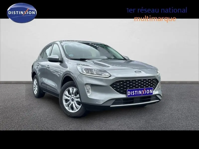 Ford Kuga 2024 gris Solar métallisé en vue 3/4 avant, avec calandre noire et jantes alu argentées.