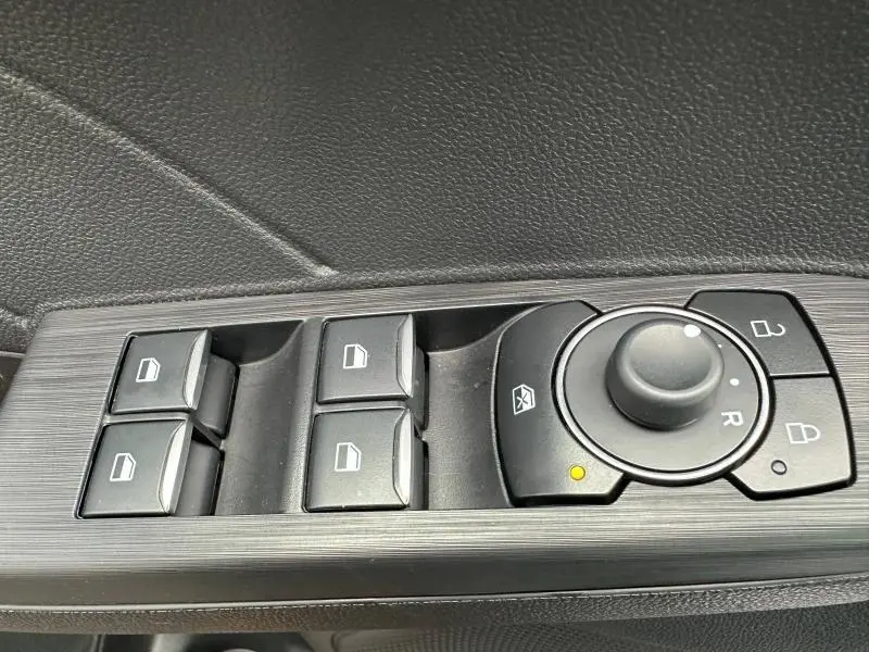 Commande des vitres électriques et réglage des rétroviseurs côté conducteur du Ford Kuga gris Solar 2024.