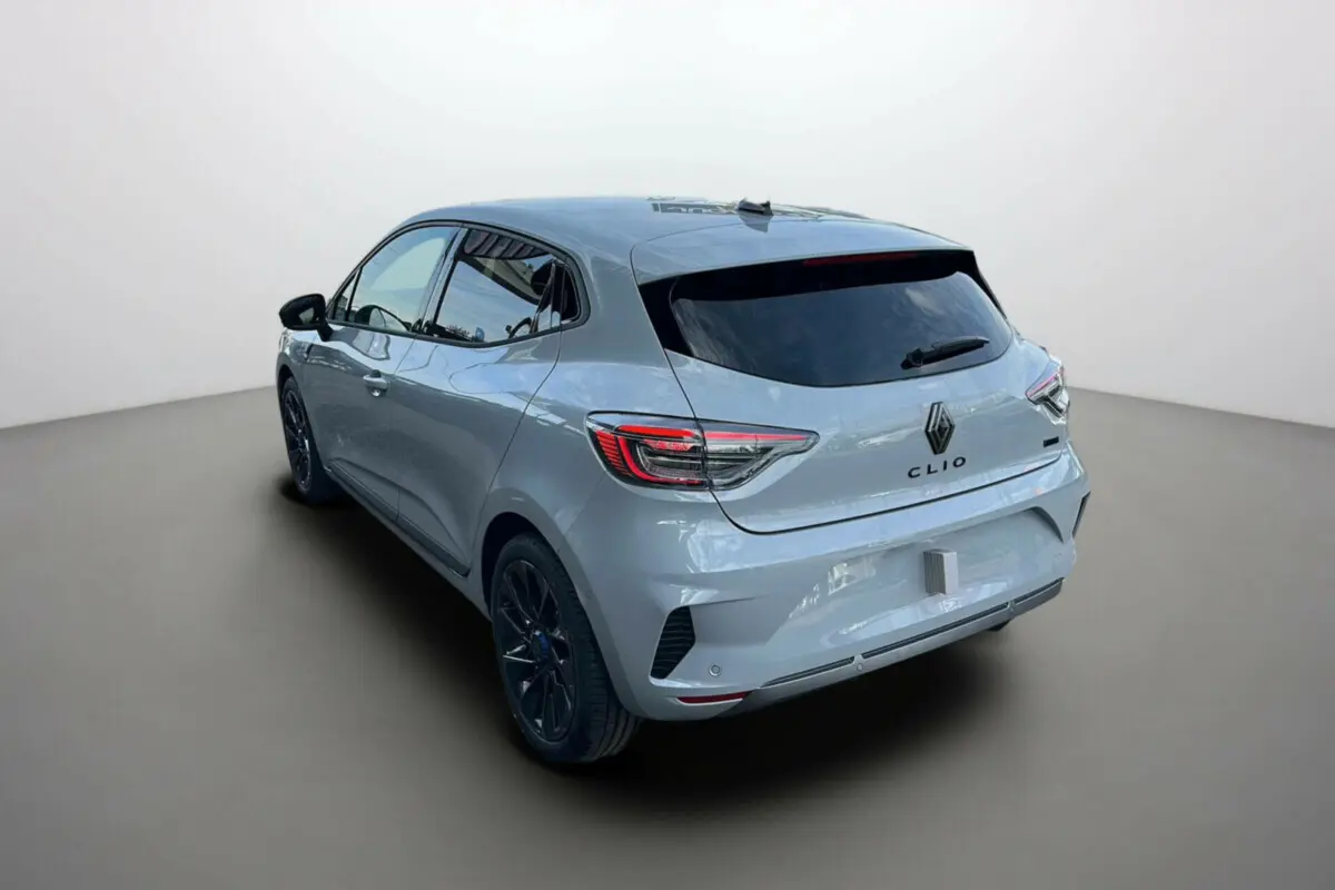 Renault Clio V E-Tech 145 Esprit Alpine Bose gris rafale vue 3/4 arrière droit avec jantes alu noires.