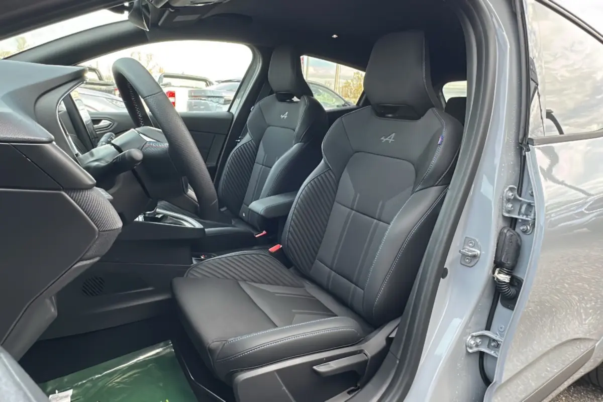 Vue intérieure côté conducteur de la Renault Clio V E-Tech 145 Esprit Alpine Bose gris rafale, sièges sport avec logo Alpine brodé.