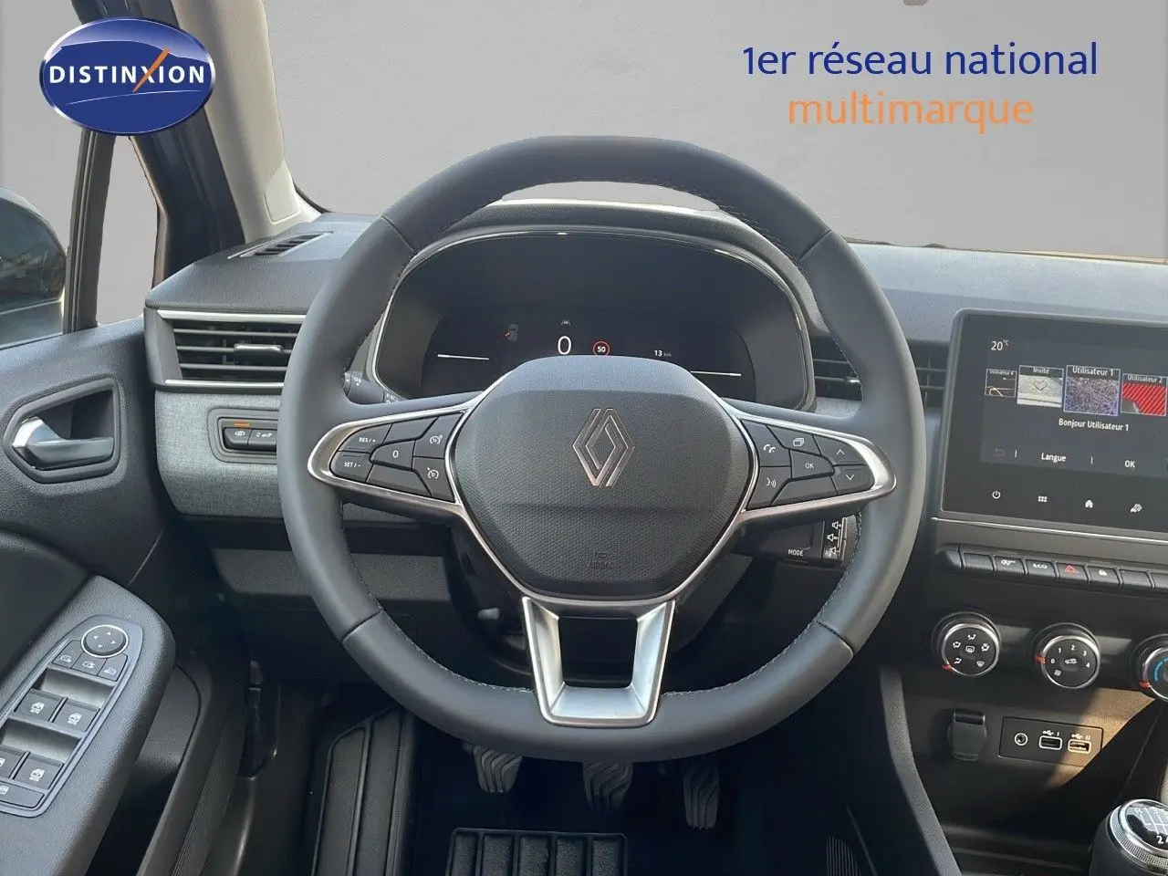 Vue intérieure centrée sur le volant cuir noir de la Renault Clio 2025 avec tableau de bord digital et écran tactile.