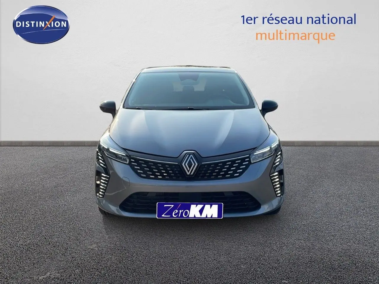 Vue avant d'une Renault Clio 2025 gris schiste métal avec calandre moderne et feux LED allumés.