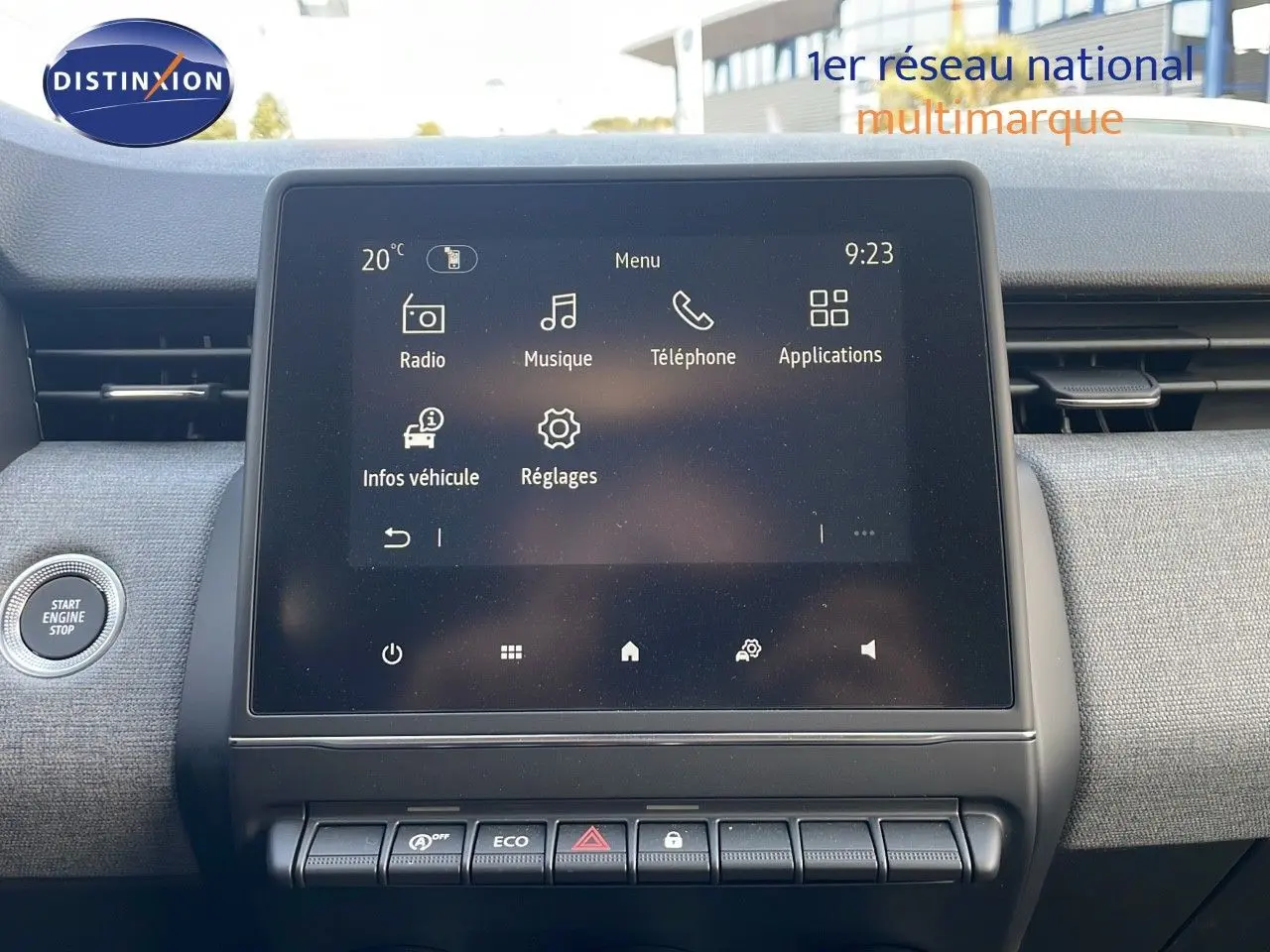 Vue intérieure du tableau de bord de la Renault Clio gris schiste, avec écran tactile central affichant le menu multimédia.