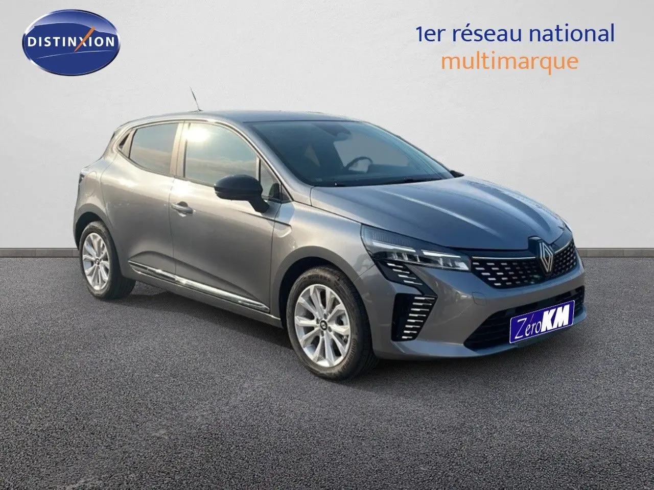 Renault Clio 2025 gris schiste métal vue 3/4 avant droit avec calandre moderne et feux LED distinctifs.