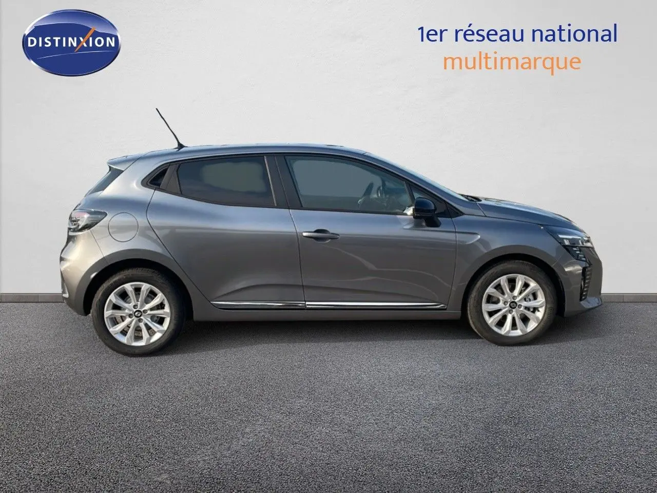 Profil droit d'une Renault Clio 2025 gris schiste métal avec jantes alliage et vitres teintées, sur fond neutre.
