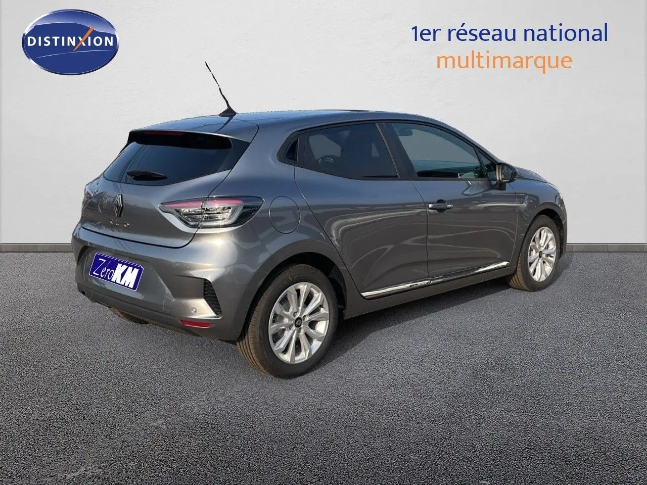 Renault Clio V Blue dCi 100ch gris schiste métal, vue 3/4 arrière côté droit sur fond neutre.