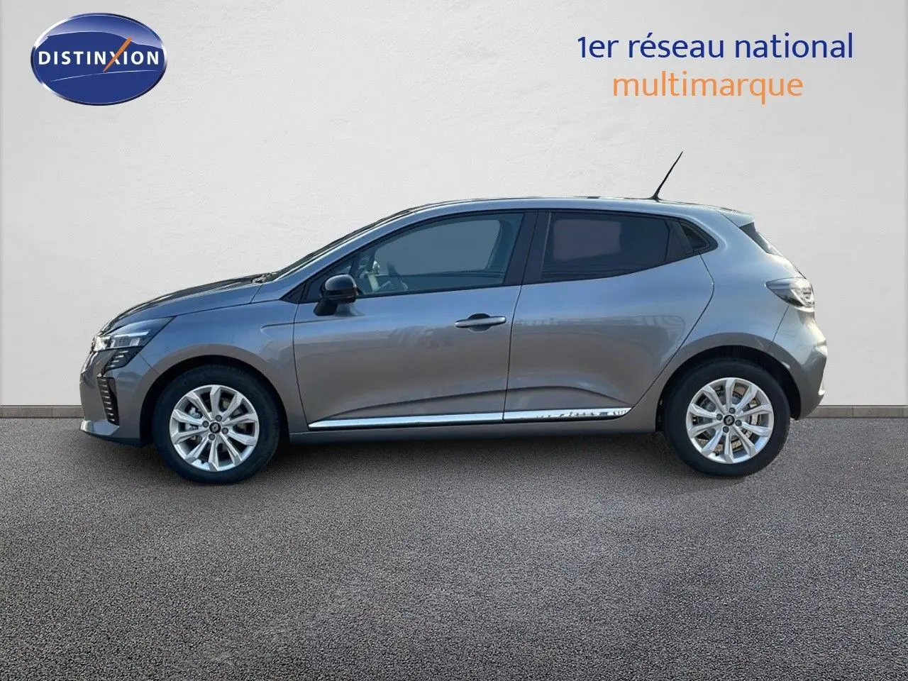 Profil droit d'une Renault Clio 2025 gris schiste métal, avec jantes alliage et détails chromés sur les bas de porte.