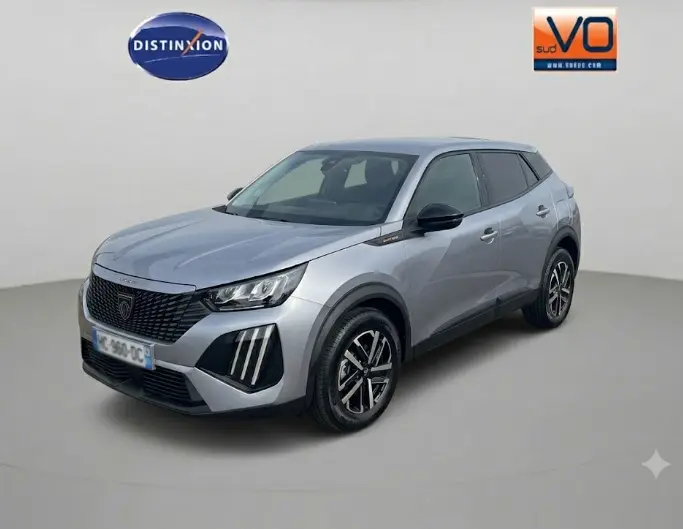 Peugeot 2008 Hybrid 145 gris en 3/4 avant droit avec jantes 16 pouces et signature lumineuse verticale distinctive.