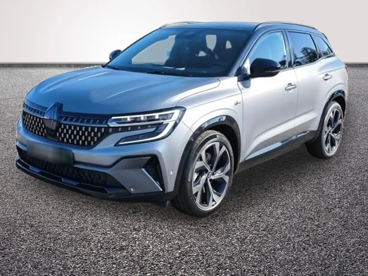 Renault Austral gris foncé en 3/4 avant droit, avec calandre à damier et jantes bi-ton distinctives.