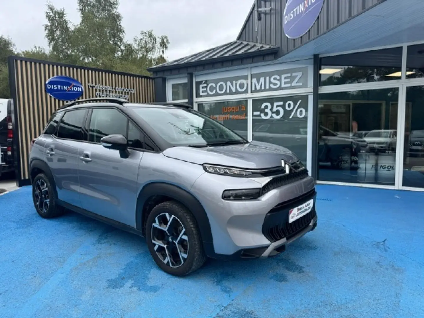 Citroën C3 Aircross gris acier vue 3/4 avant droit avec toit noir et jantes alu distinctives.