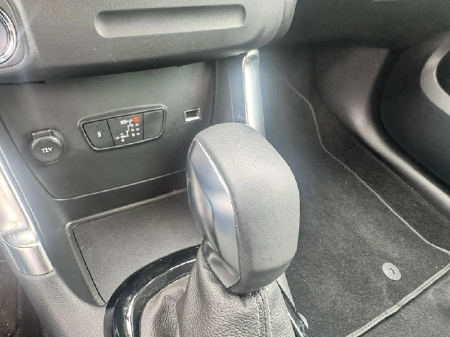 Le levier de vitesses automatique en cuir noir de la Citroën C3 Aircross 2024, vue intérieure rapprochée.