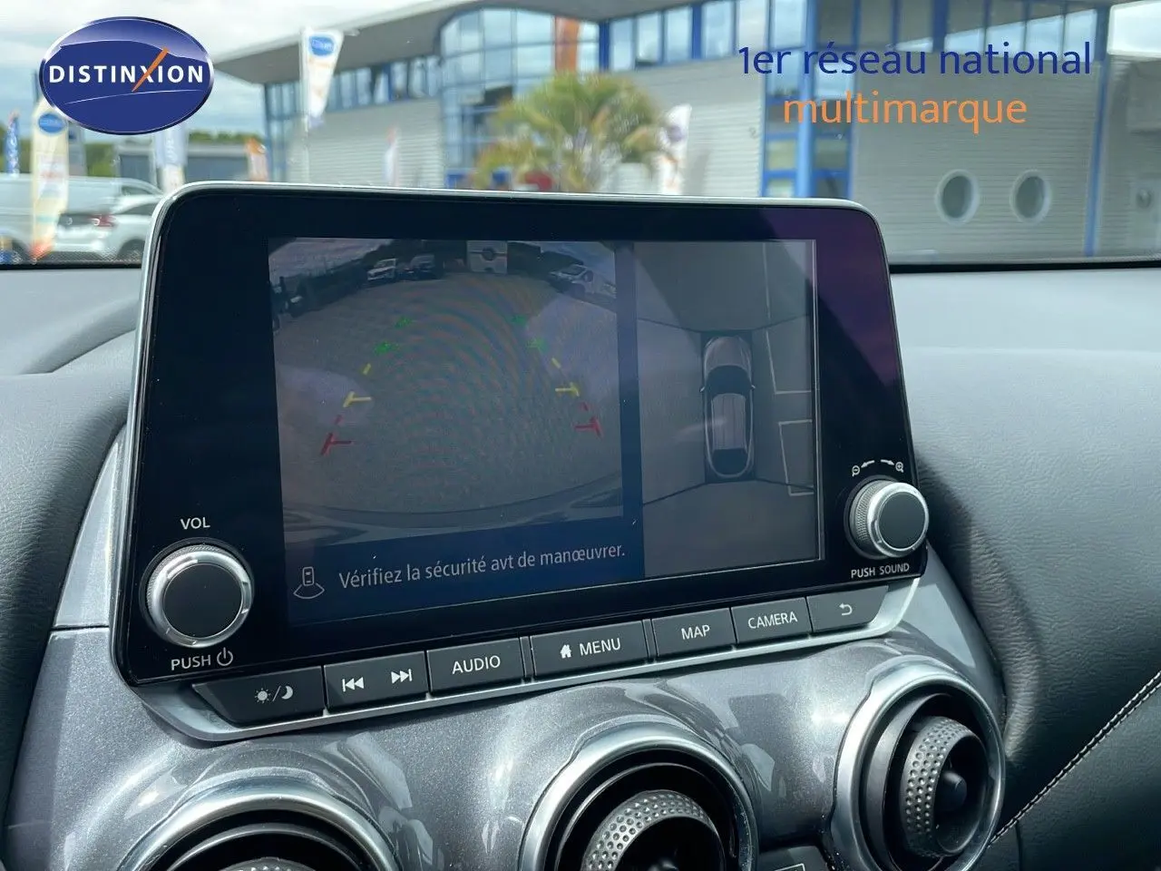 Écran central affichant la caméra de recul et vue à 360° dans l'habitacle gris perle métal du Nissan Juke Hybrid 2023.