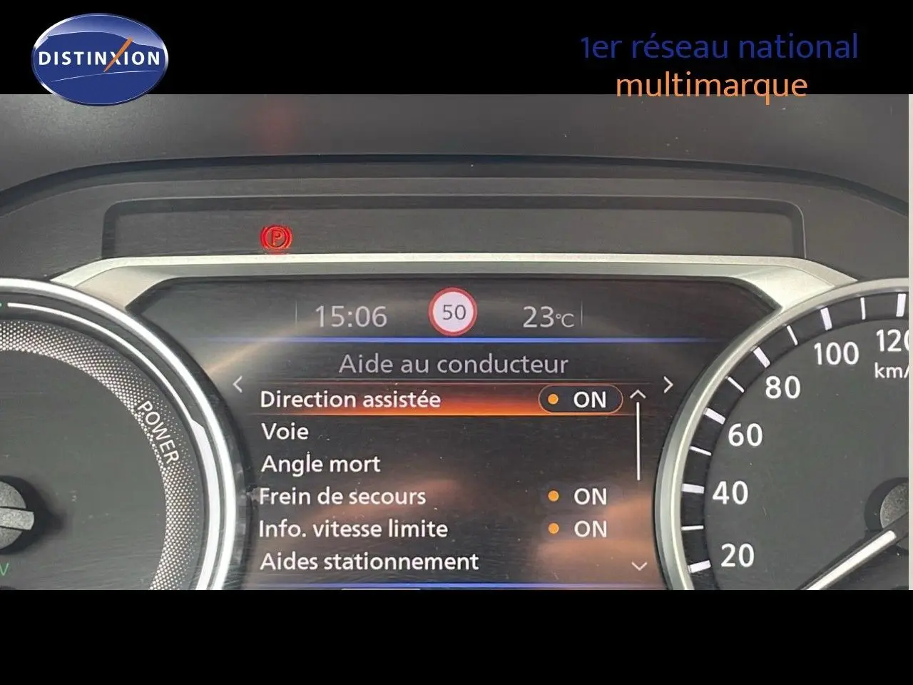 Tableau de bord numérique du Nissan Juke Hybrid 2023 montrant les aides à la conduite activées à 15h06.