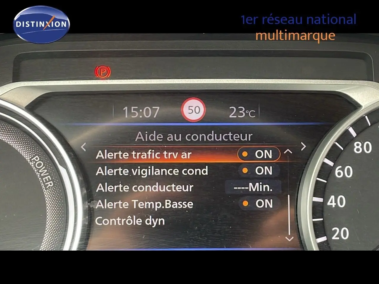 Tableau de bord numérique du Nissan Juke Hybrid 2023 affichant les aides au conducteur et la vitesse limitée à 50 km/h.