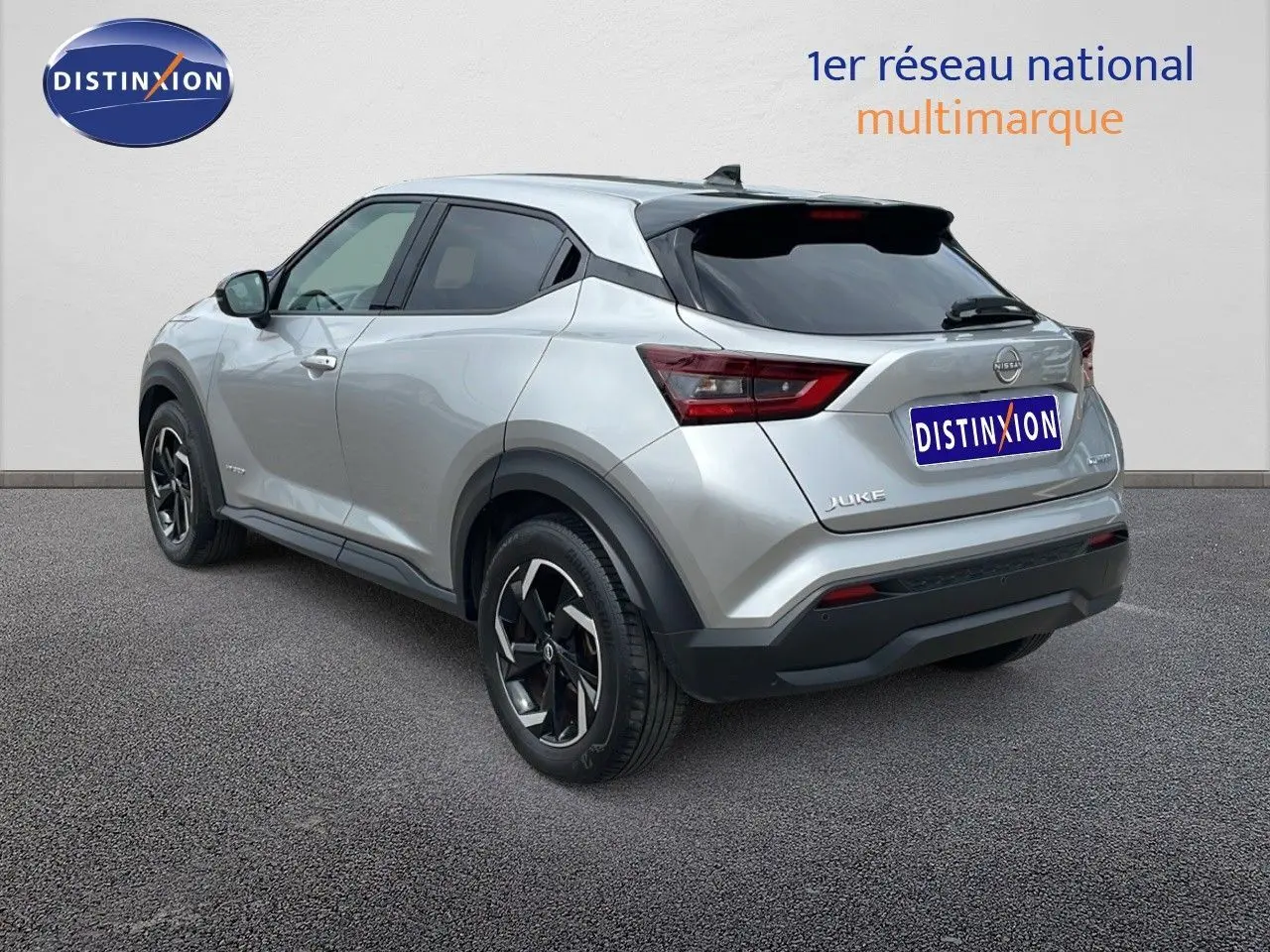 Vue 3/4 arrière droite du Nissan Juke Hybrid 143ch Business gris perle métallisé avec jantes noires bicolores.