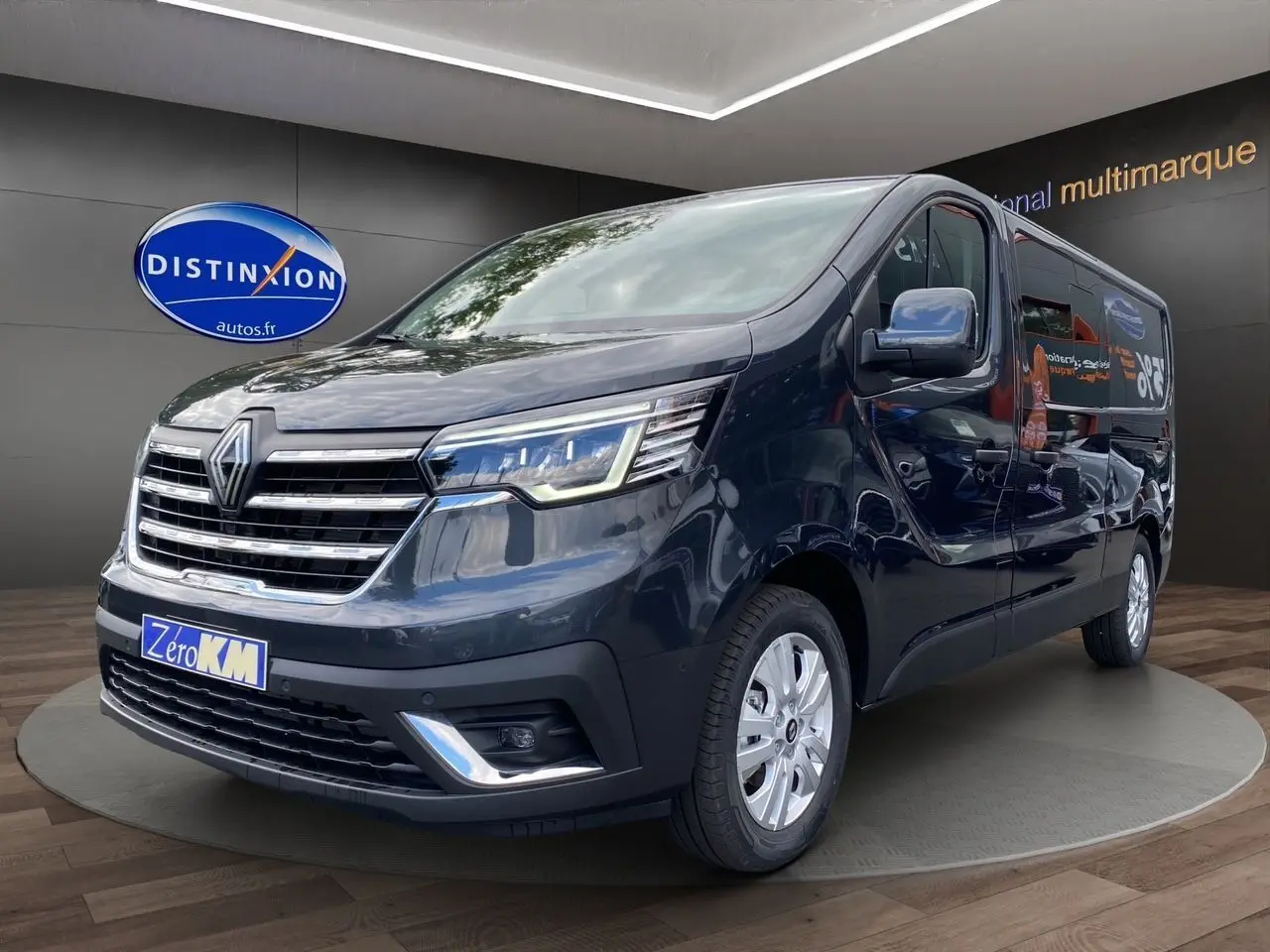 Renault Trafic cabine approfondie gris comète en 3/4 avant droit, avec phares LED et jantes aluminium 17 pouces.