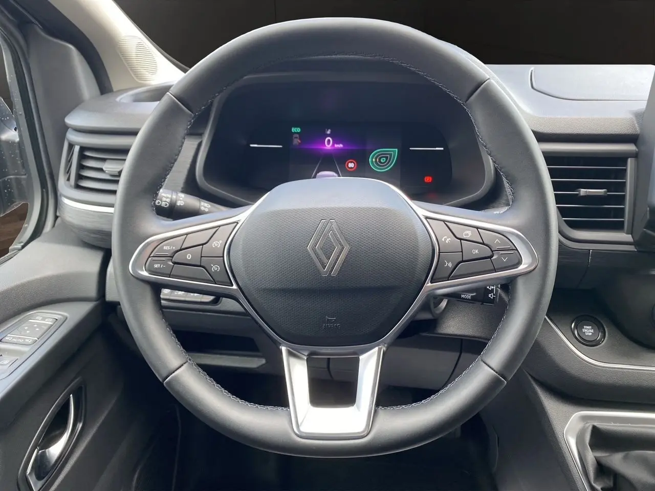 Vue centrée sur le volant noir et le tableau de bord numérique du Renault Trafic cabine approfondie 2025.