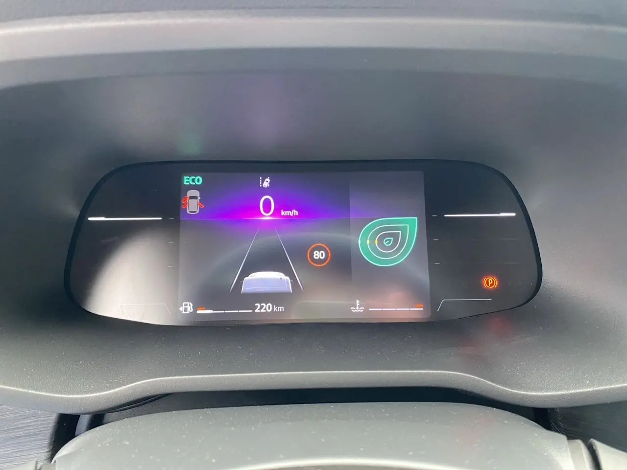 Combiné d'instruments numérique du Renault Trafic L2H1 2025 affichant la vitesse à 0 km/h et indicateurs éco et sécurité.