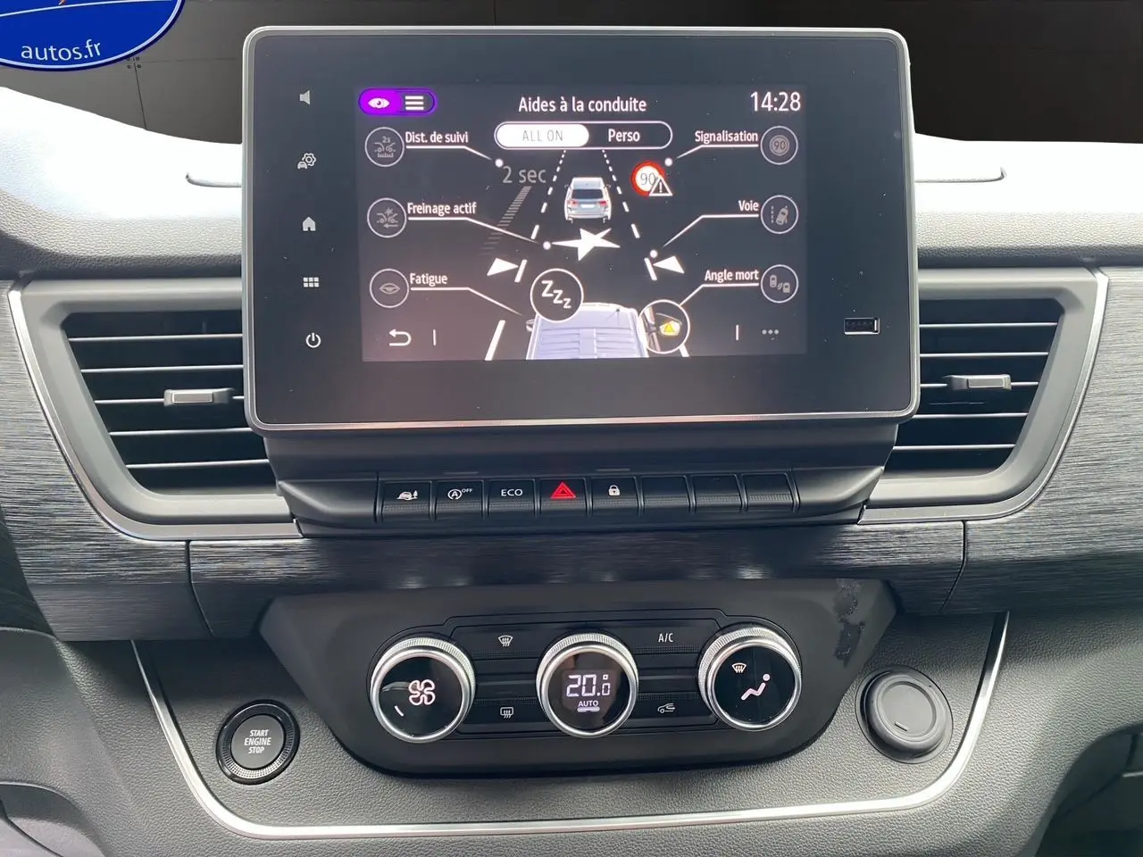 Écran tactile du système d'aide à la conduite dans l'habitacle noir du Renault Trafic gris comète, vue frontale du tableau de bord.