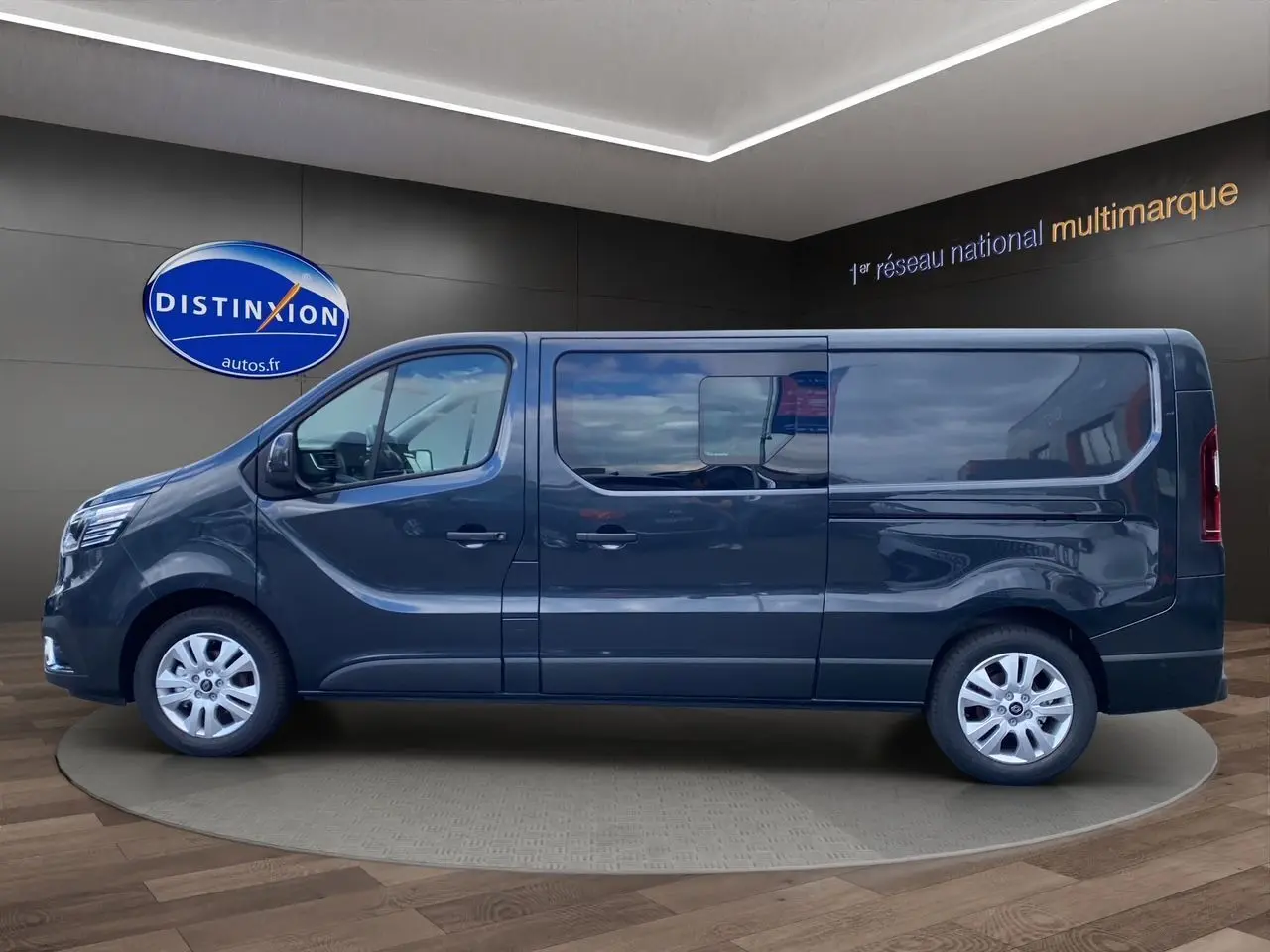Renault Trafic Cabine Approfondie gris comète vu de profil côté gauche, porte latérale coulissante avec vitre ouvrante.