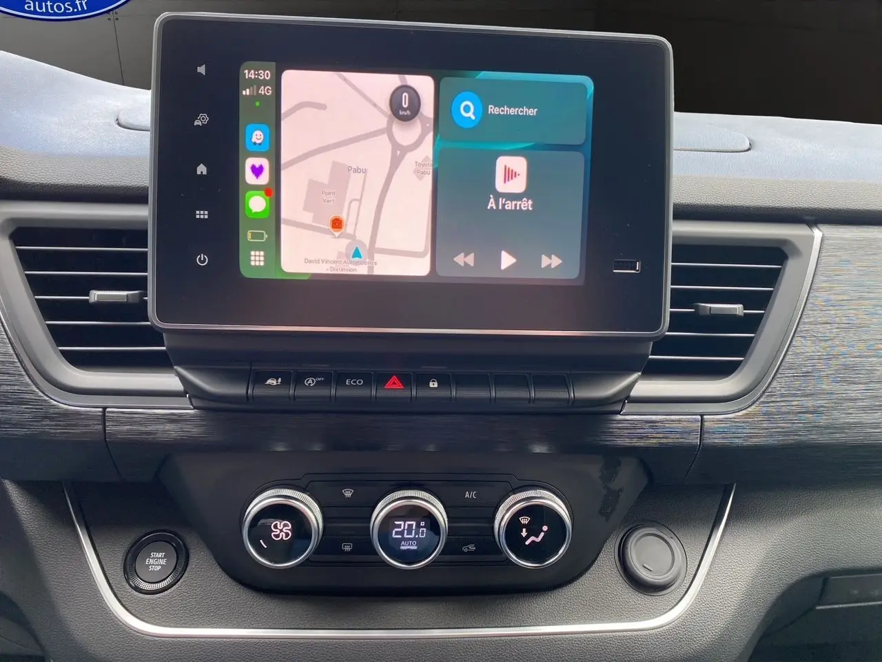 Tableau de bord du Renault Trafic gris comète 2025 avec écran tactile et commandes climatisation visibles de face.