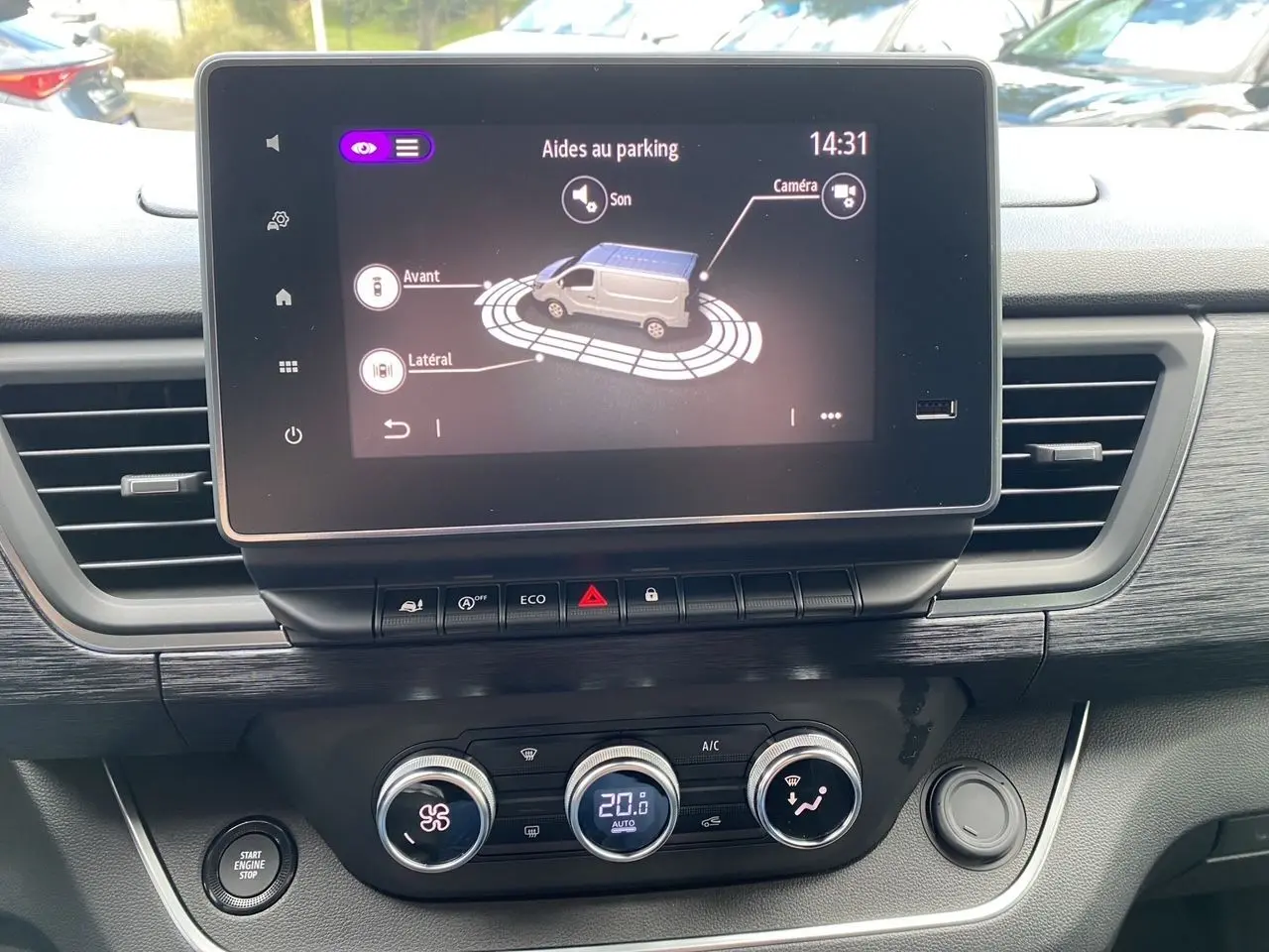 Écran tactile du système multimédia avec aide au parking sur tableau de bord noir du Renault Trafic gris comète.