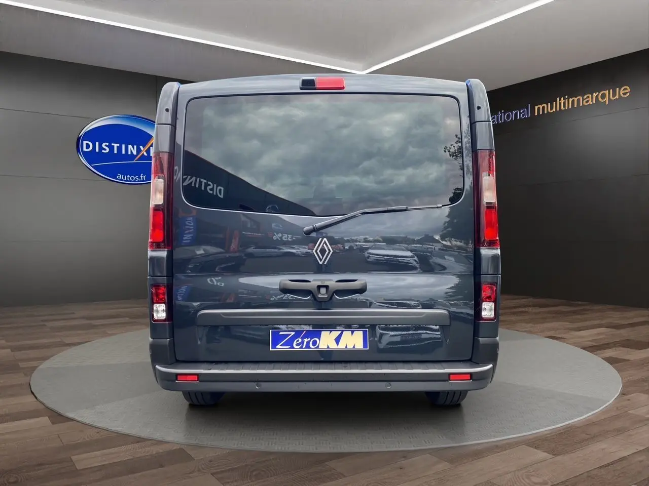 Vue arrière du Renault Trafic Cabine Approfondie gris comète avec hayon vitré et logo Renault visible.
